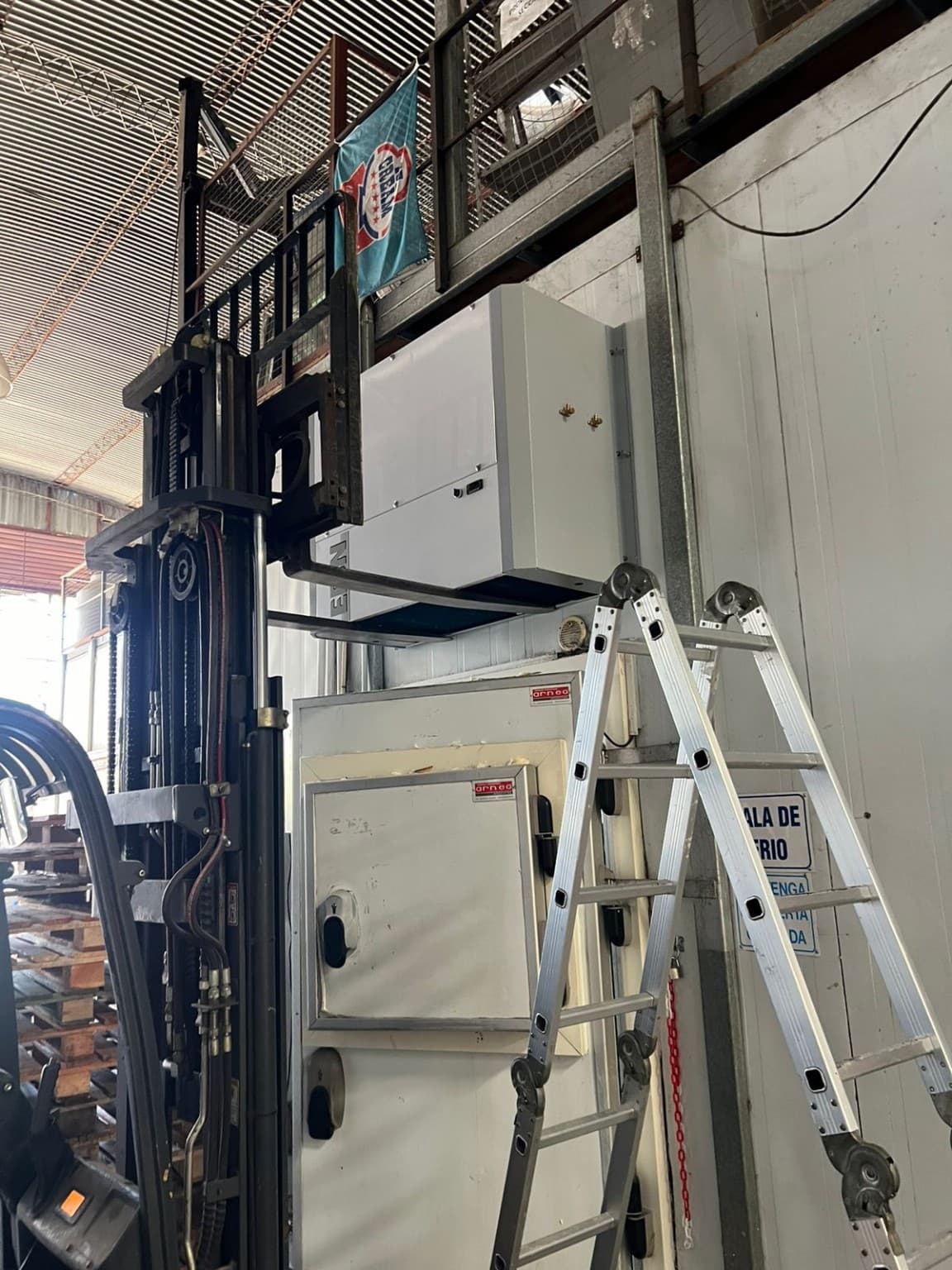 Montaje real de sistema frigorífico industrial